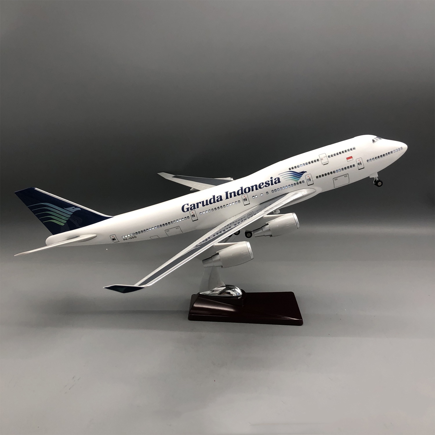 Model Kit Indonesia - เครื่องบินเรซิ่นไดแคสต์ขนาด 47 ซม. รุ่น B747 การูด้า